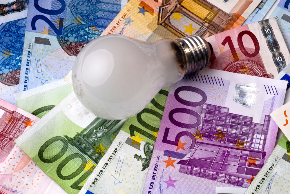 Ein typischer vierköpfiger Haushalt kann durch einen Stromanbieterwechsel jährlich bis zu 150 Euro sparen.